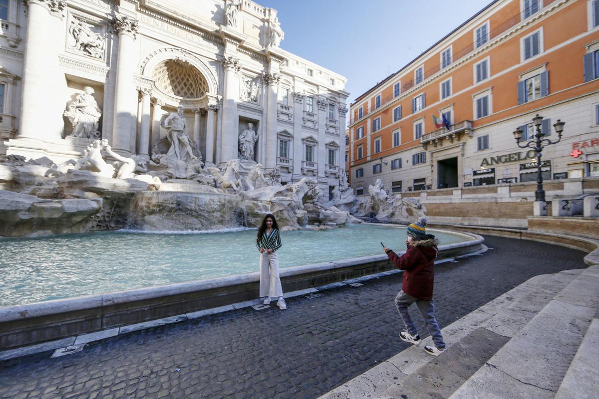 Du lich Chau Au Rome-s-Trevi-fountain Corona
